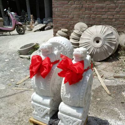 中式庭院门口摆放汉白玉雕刻小狮子抱鼓石门墩