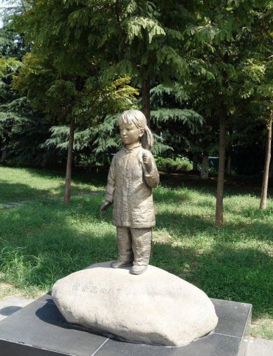 公园小女孩站在石头上的人物铜雕儿童雕塑