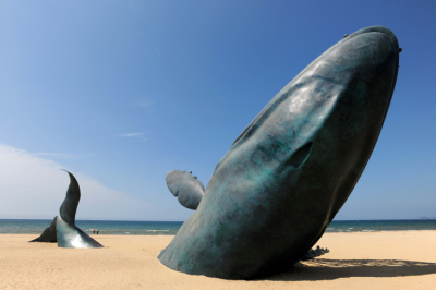 户外海豚创意不锈钢沙滩上的海豚雕塑