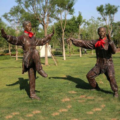 公园草坪体育运动人物打太极拳的老人雕塑