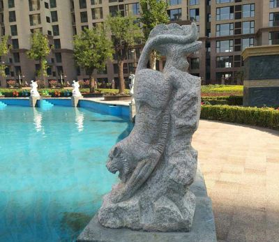 水池边摆放的砂石石雕创意虎雕塑