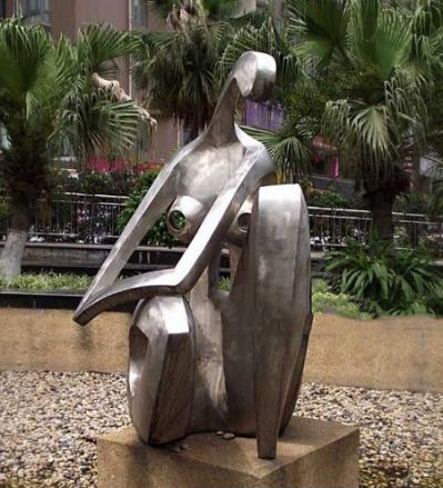 公园不锈钢坐着的抽象女人雕塑
