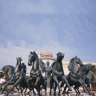 广场大型玻璃钢仿铜阿波罗展翅景观雕塑，户外园林马群雕塑