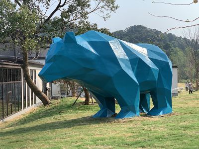 公园草坪创意抽象蓝色几何熊雕塑