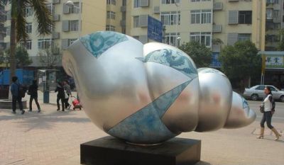 广场上摆放的玻璃钢彩绘海螺雕塑