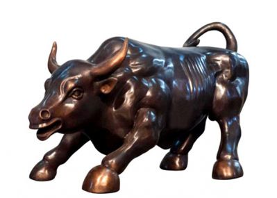 广场摆放的一只棕色的玻璃钢创意华尔街牛