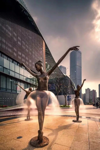 城市街道创意跳芭蕾的人物雕塑