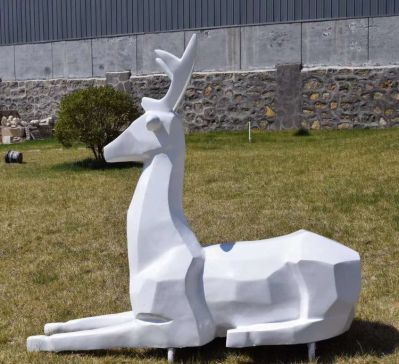 公园草地摆放玻璃钢抽象几何鹿雕塑