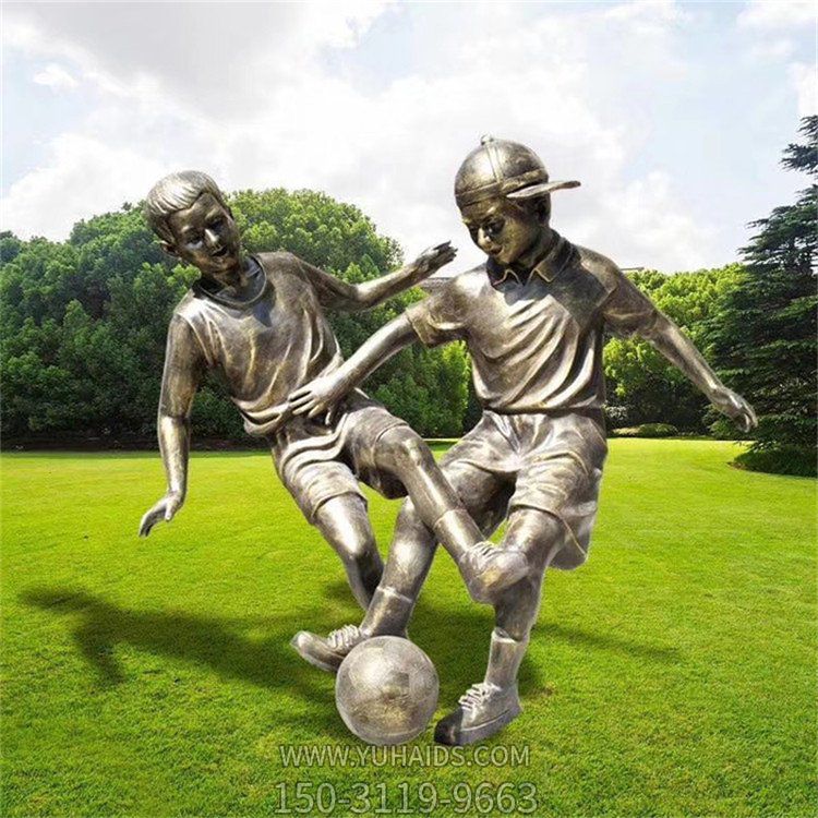 校园广场户外踢足球的玻璃钢仿铜儿童景观雕塑