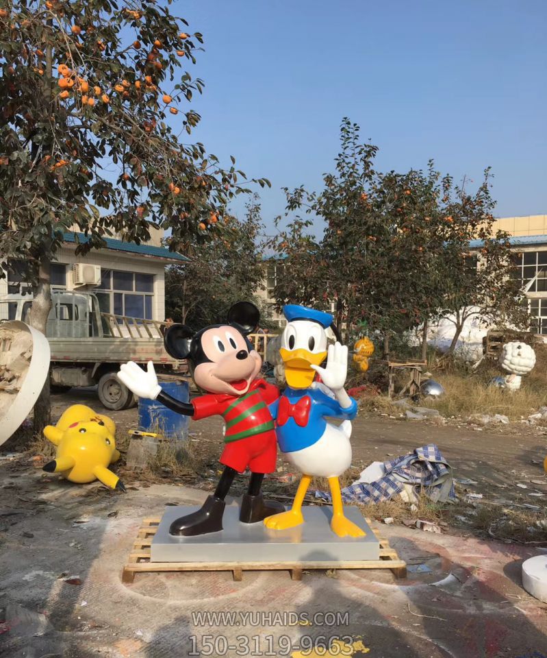 幼儿园一只米老鼠和一只唐老鸭玻璃钢雕塑