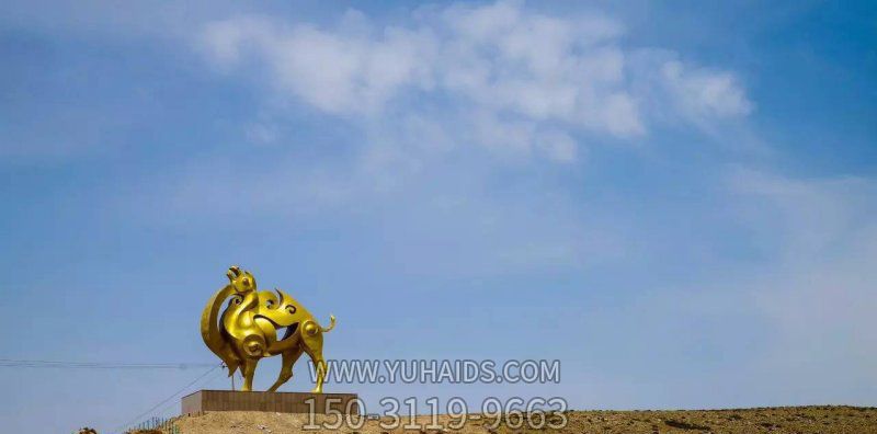 广场上摆放的金色的不锈钢镂空创意骆驼雕塑