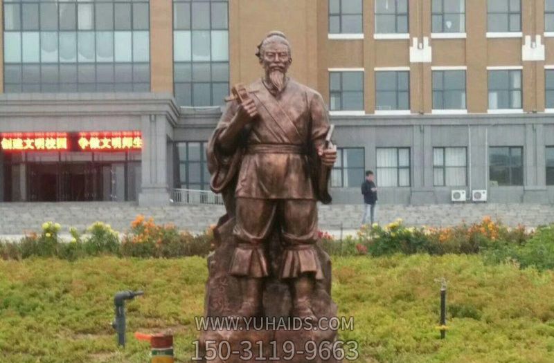 学校广场摆放古代名人木匠鲁班铸铜雕塑