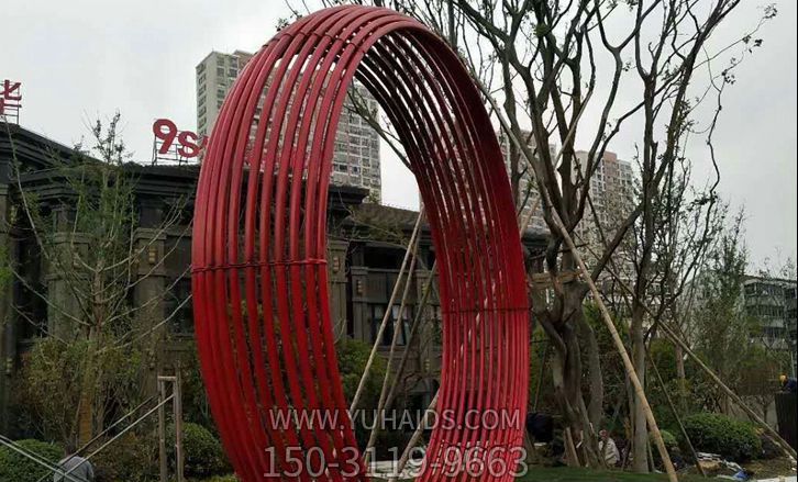 商店街边摆放镂空不锈钢花环雕塑
