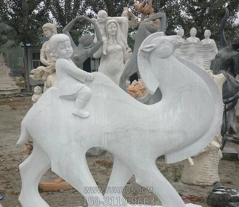 公园里摆放的汉白玉石雕抽象的骆驼雕塑