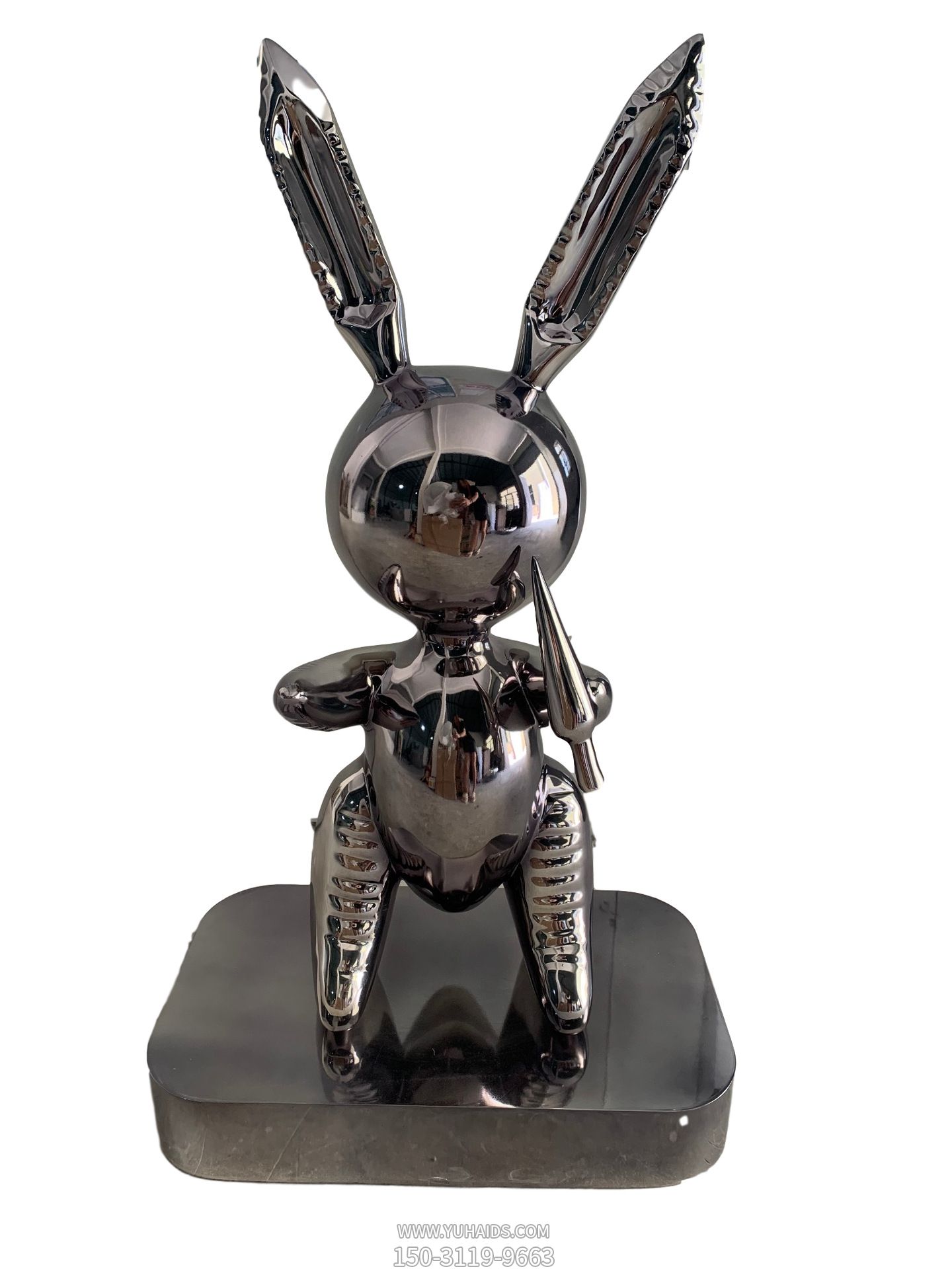 商场一只不锈钢镜面兔子雕塑