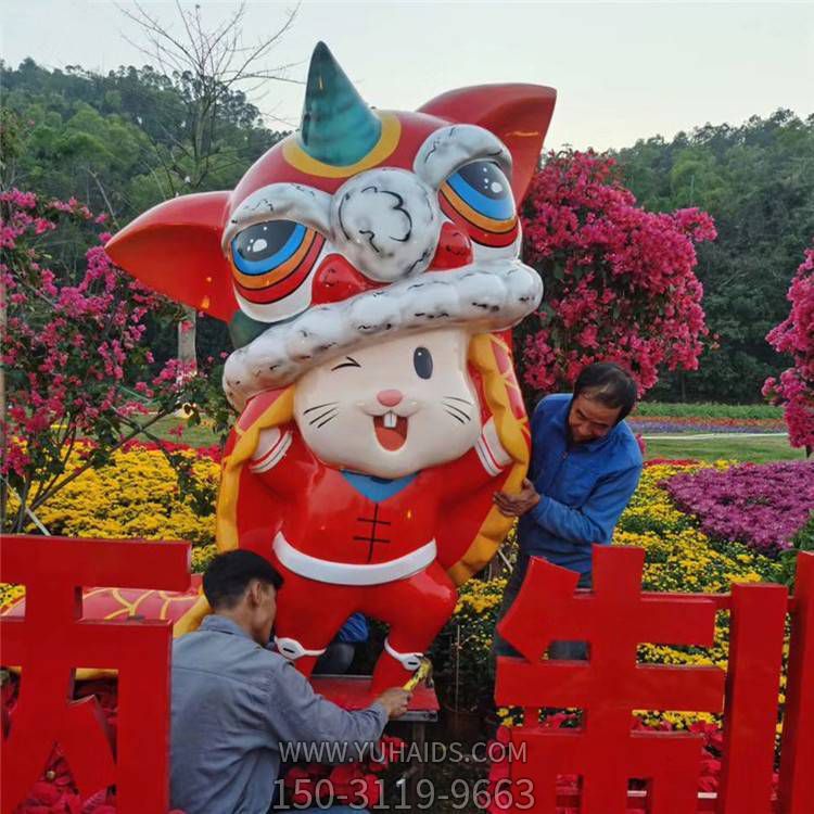 玻璃钢卡通户外广场舞狮的小老鼠雕塑