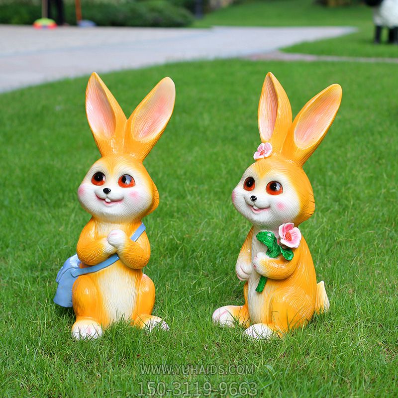 草坪两只黄色卡通树脂兔子雕塑