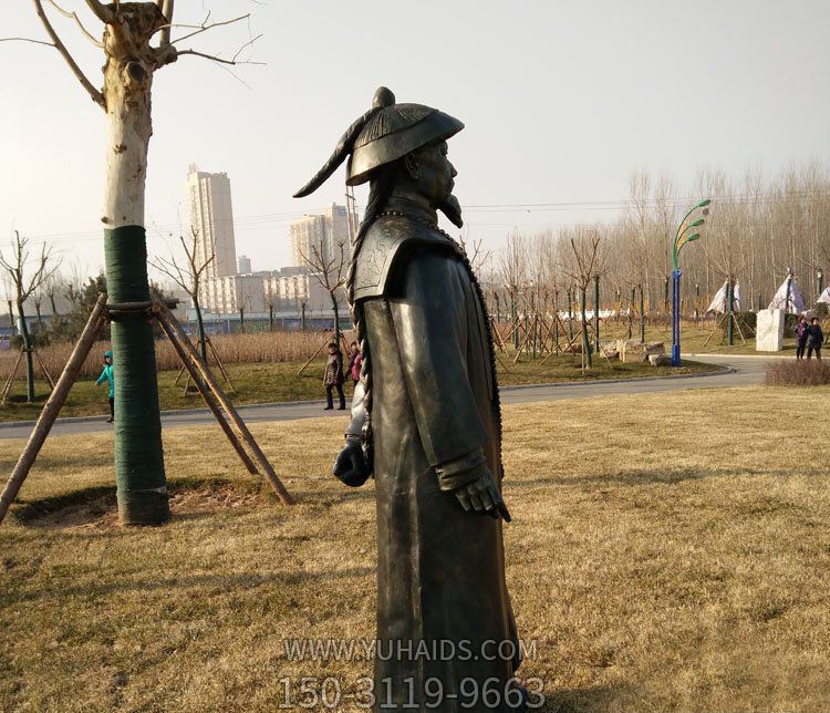 公园广场草坪摆放站立铸铜爱国人物林则徐铜雕塑