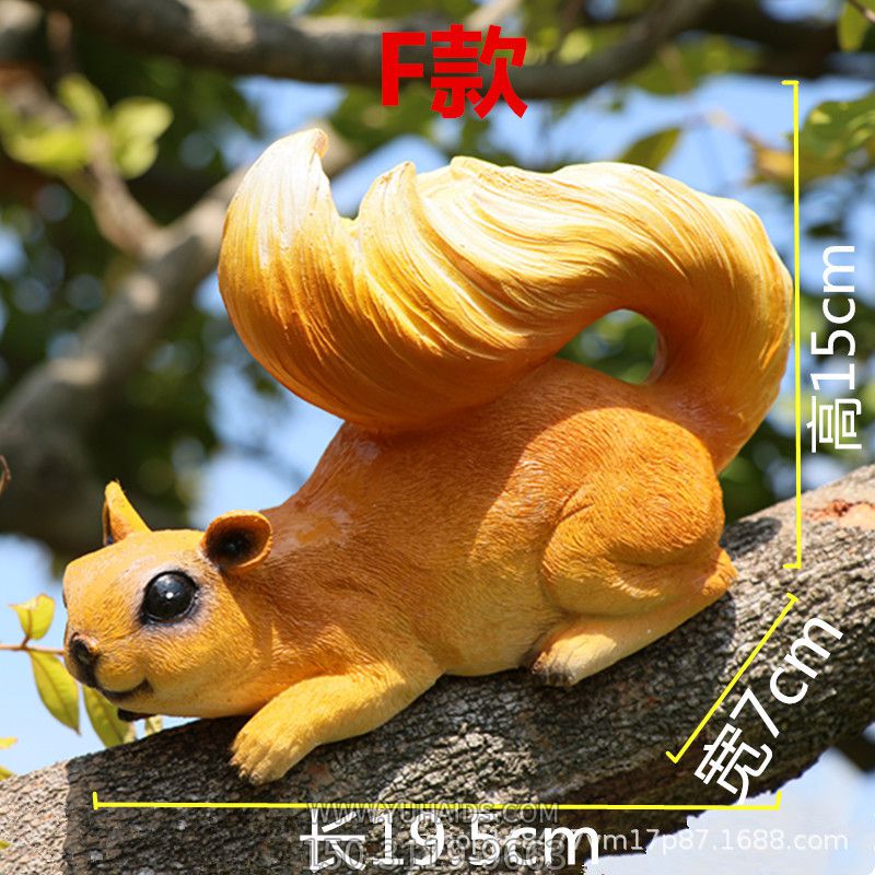 游乐场一只树上玩耍的玻璃钢松鼠雕塑 游乐场一只树上玩耍的玻璃钢松鼠雕塑