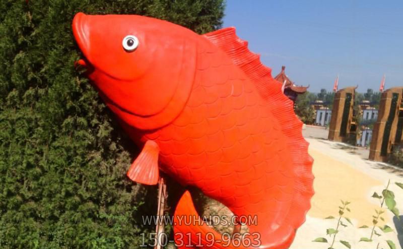商厦海边一只大号不锈钢红色鲤鱼雕塑