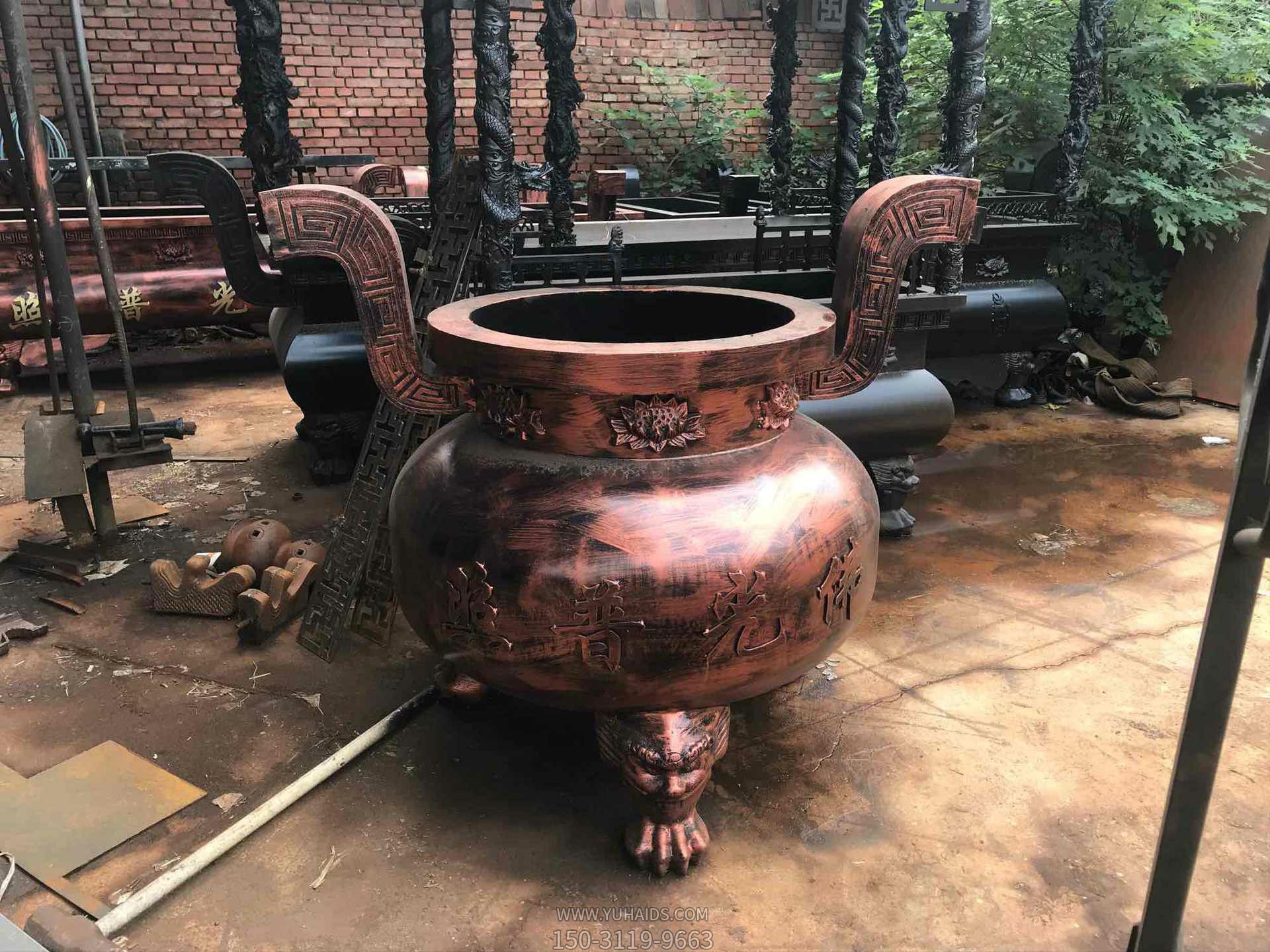 寺庙室外摆放圆形两耳三足铸铜香炉雕塑