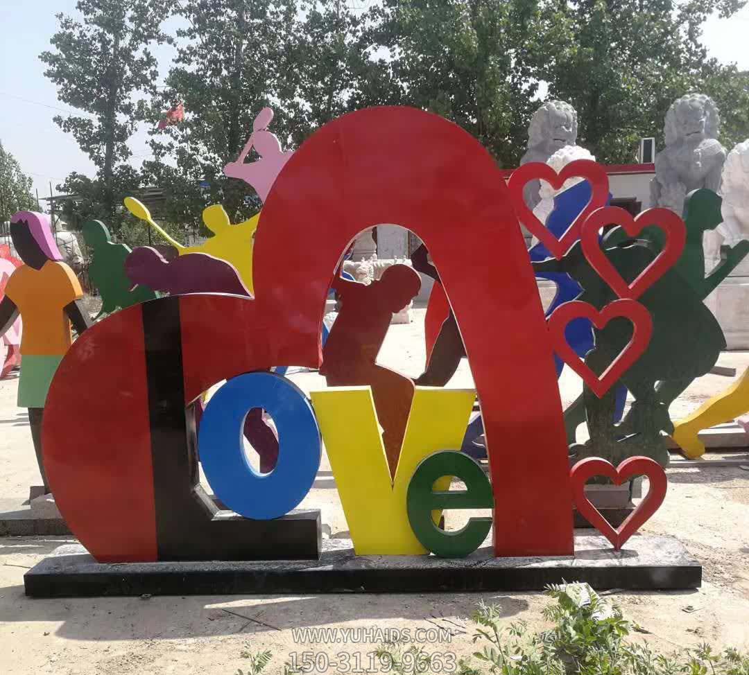 公园里摆放的不锈钢彩绘LOVE雕塑