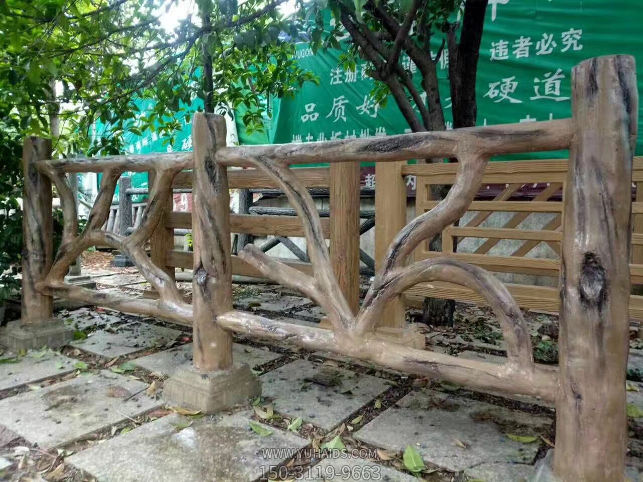 游乐园景区等候区摆放仿木栏杆雕塑