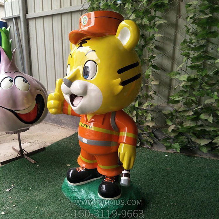 玻璃钢卡通老虎消防员公仔幼儿园宣传摆件雕塑