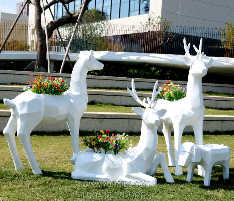 公园抽象玻璃钢几何白色梅花鹿雕塑