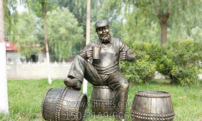 户外广场坐在酒桶上的人物铜雕酒文化雕塑