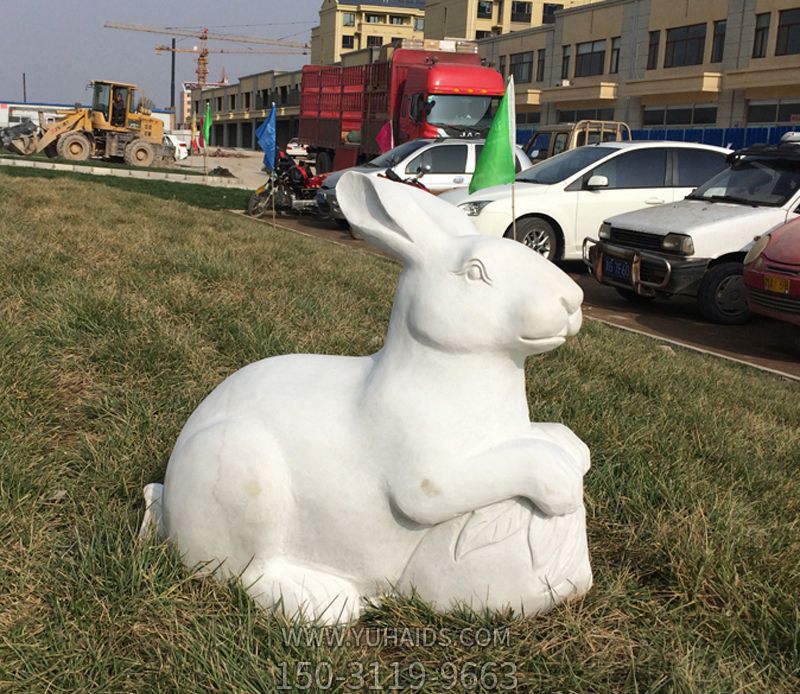 路边草坪一只白色兔子雕塑