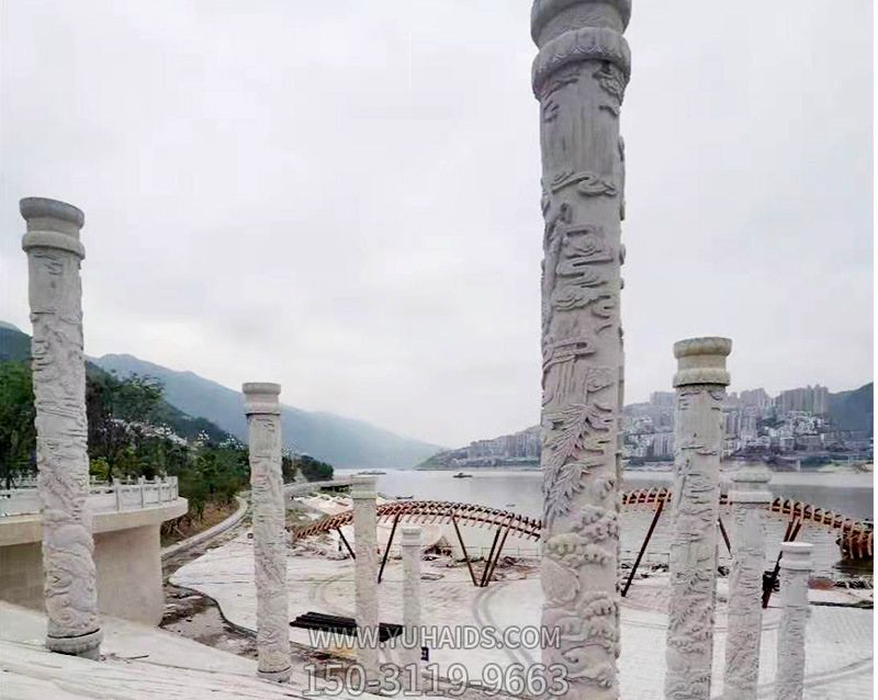 湖边公园景区摆放大理石浮雕石柱雕塑