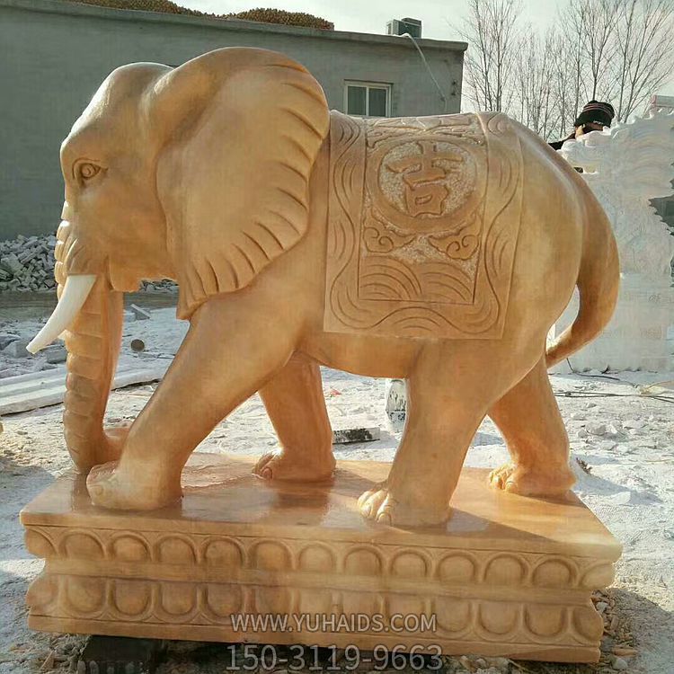 广场景区黄蜡石石雕大象雕塑
