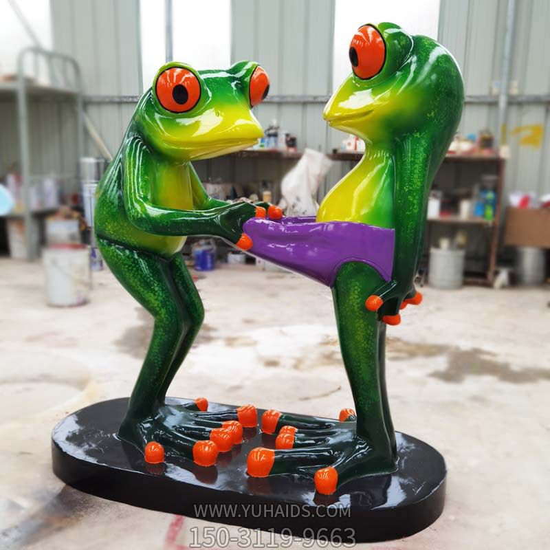 景区两只玻璃钢逗趣青蛙雕塑