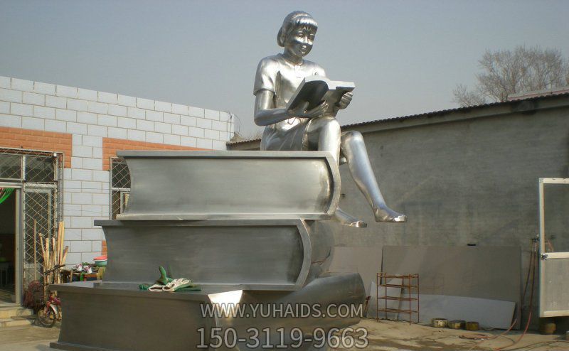景区玻璃钢女孩坐着书本上的读书雕塑