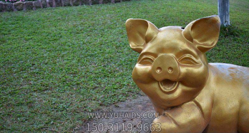公园一只微笑的黄铜猪雕塑