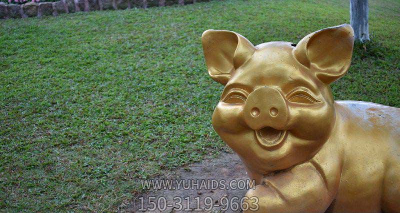 公园一只微笑的黄铜猪雕塑