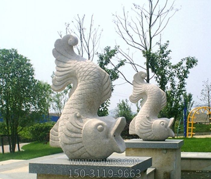 街道摆放的翘尾巴的砂岩石雕创意鲤鱼雕塑