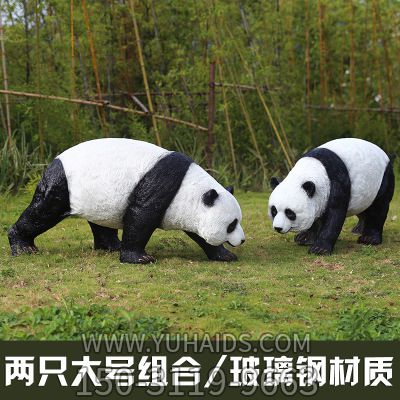 步行街外出游玩的两只熊猫玻璃钢雕塑