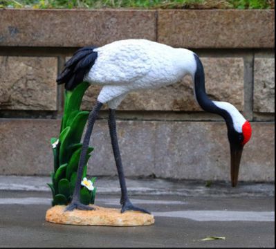 玻璃钢彩绘户外公园觅食的丹顶鹤雕塑