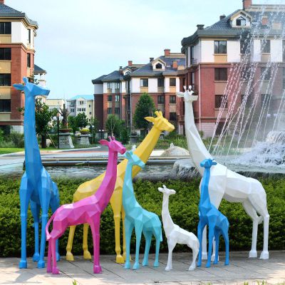 景区池塘边玻璃钢彩绘几何长颈鹿雕塑