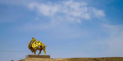 广场上摆放的金色的不锈钢镂空创意骆驼雕塑