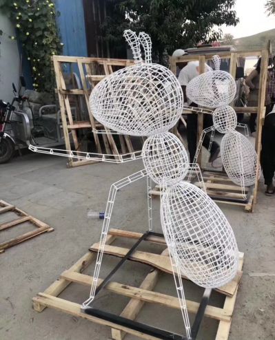 步行街坐立铁艺网格不锈钢蚂蚁雕塑