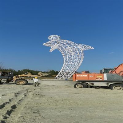 旅游景点沙滩摆放大型不锈钢镂空海豚顶球雕塑