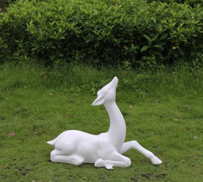 公园卧着的玻璃钢白色鹿雕塑