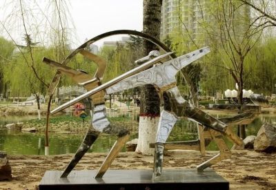 公园湖边摆放不锈钢抽象标枪运动员雕塑