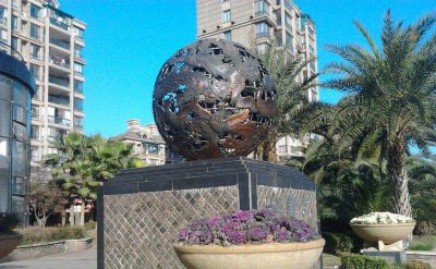 景区街道创意不锈钢圆球上的浮雕凤凰雕塑