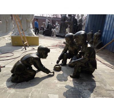 户外草坪铜雕斗蛐蛐的儿童雕塑