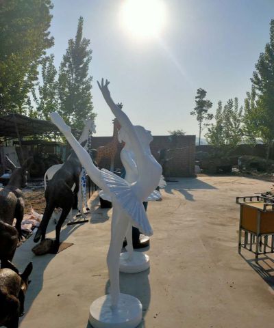 玻璃钢公园跳芭蕾舞人物雕塑