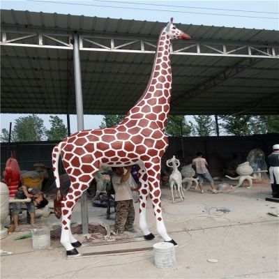 动物园摆放玻璃钢喷漆仿真长颈鹿动物雕塑
